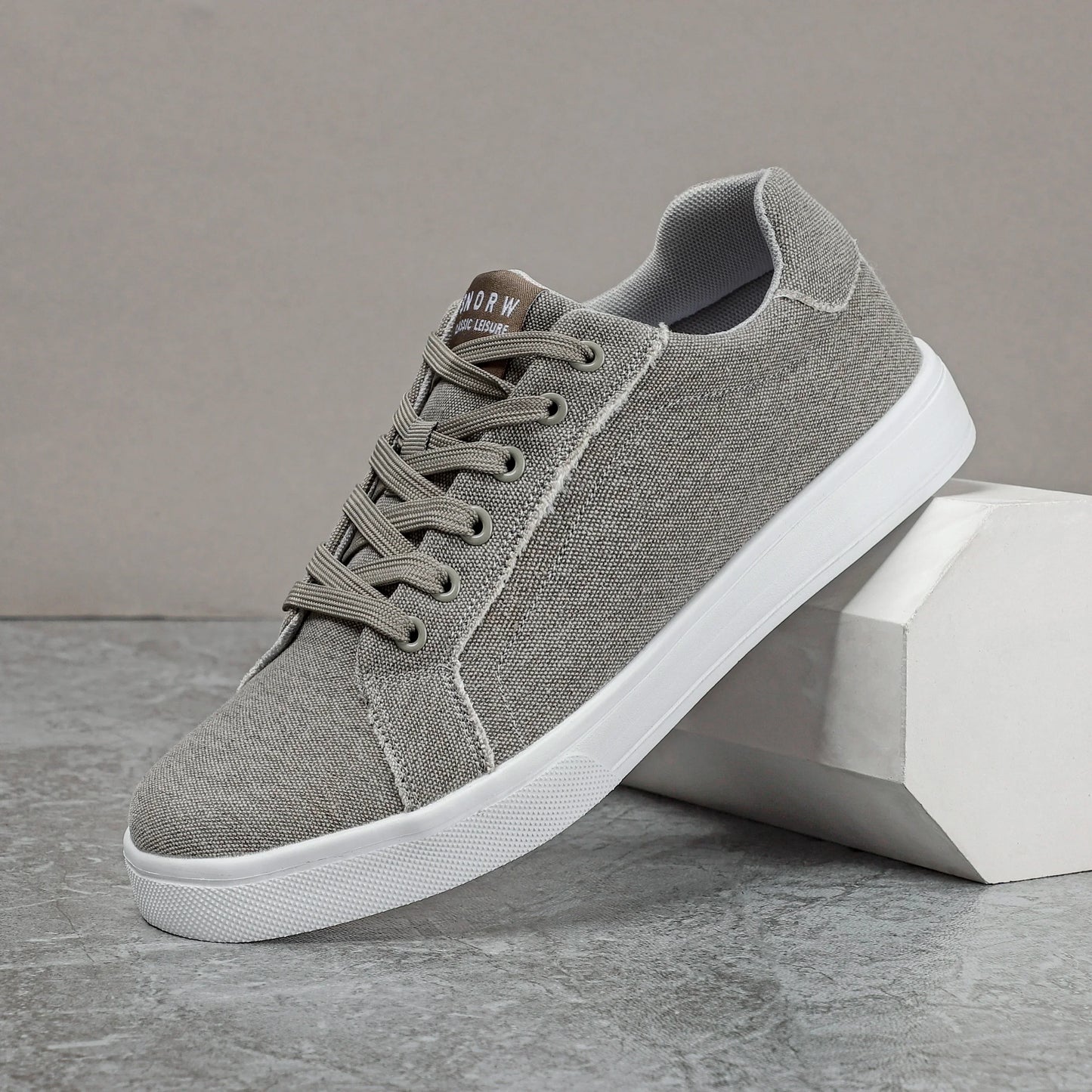 Der Charlie East Sneaker