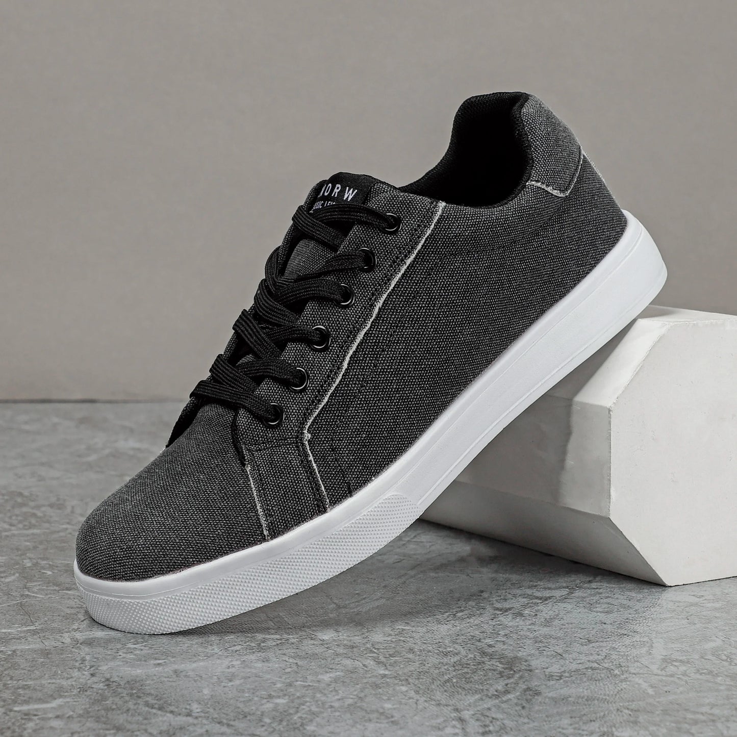 Der Charlie East Sneaker